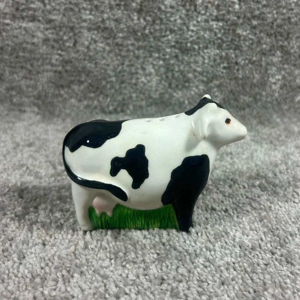 Clay Art‎ Cow Salt or Pepper Shaker Black White Ceramic Farmhouse Animal